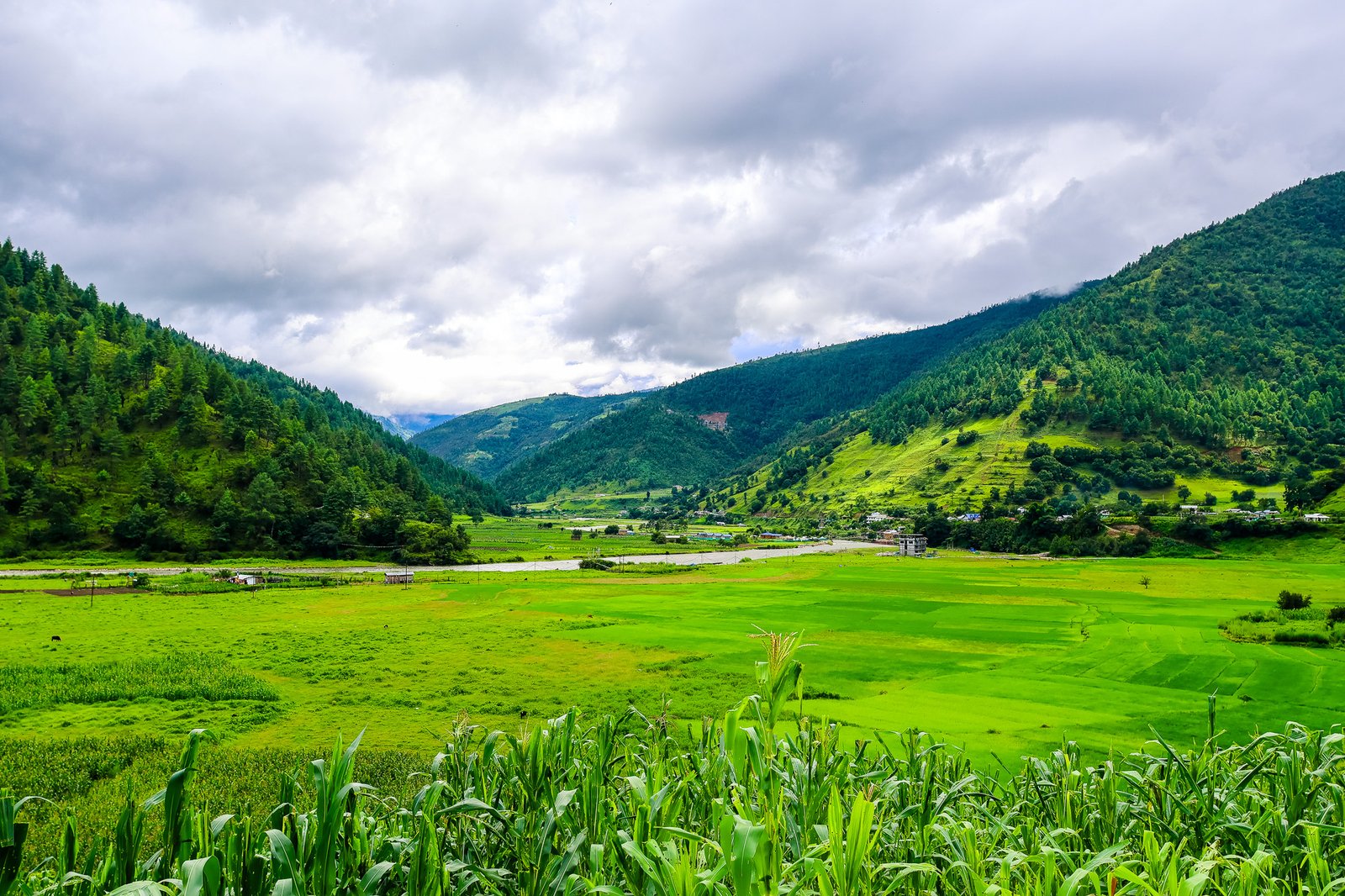 Sangti Valley - Scenic Himalayan valley with apple orchards